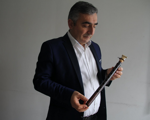 Portrait photo de Monsieur Levon CHATIKYAN tenant un duduk arménien